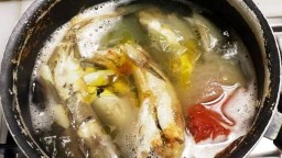 Recepta de cuina de Llucets bullits amb ceba, tomàquet, all i julivert fresc