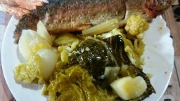 Recepta de cuina de Verdura variada bullida amb truita de riu