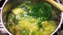 Recepta de cuina de Col i patata bullits i saltats amb fesols de l'ull negre