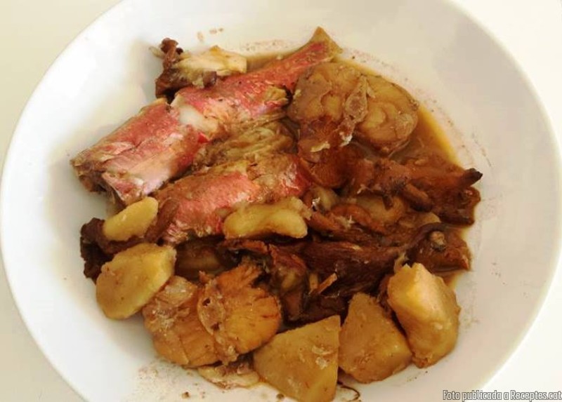 Suquet de rap i molls, amb rossinyols i pols de ceps