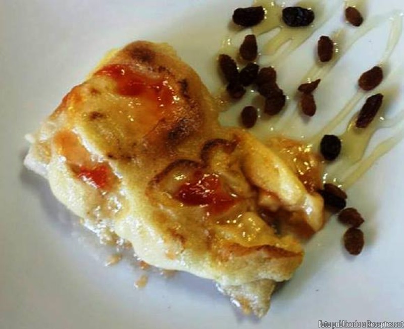 Bacallà confitat amb melmelada de tomàquet, amb allioli i panses