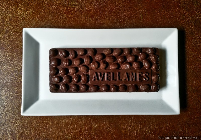 Turró de xocolata amb avellanes i taronja