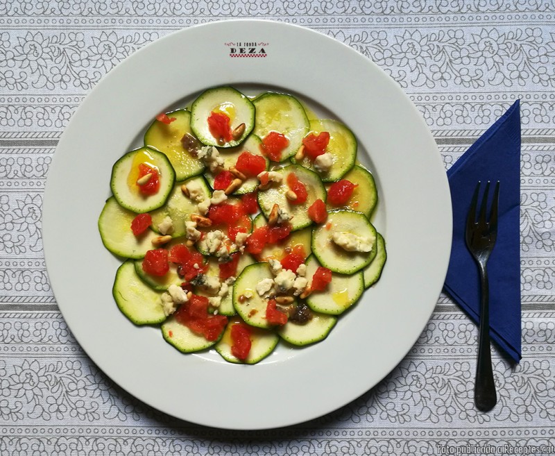 Carpaccio de carbassó amb dauets de tomàquet i roquefort