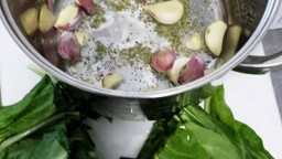 Recepta de cuina de Bledes bullides amb alls i herbes aromàtiques