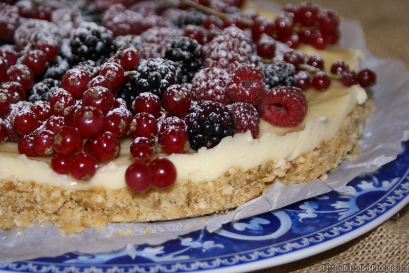 Pastís de galetes, crema i fruits vermells