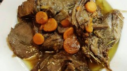 Recepta de cuina de Estofat de cabirol laminat amb bolets i un toc de xocolata