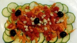 Recepta de cuina de Carpaccio de carbassó amb tomàquet i formatge a dauets i toc de pastanaga