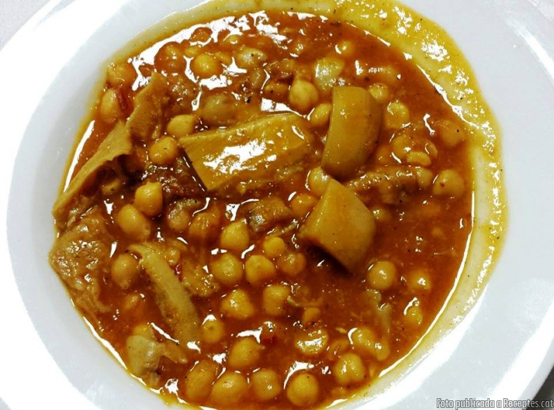 Tripa amb cigrons menuts i sípia