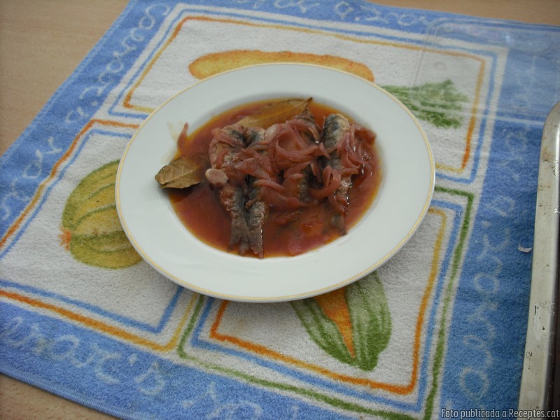 Sardines escabetxades al vi negre