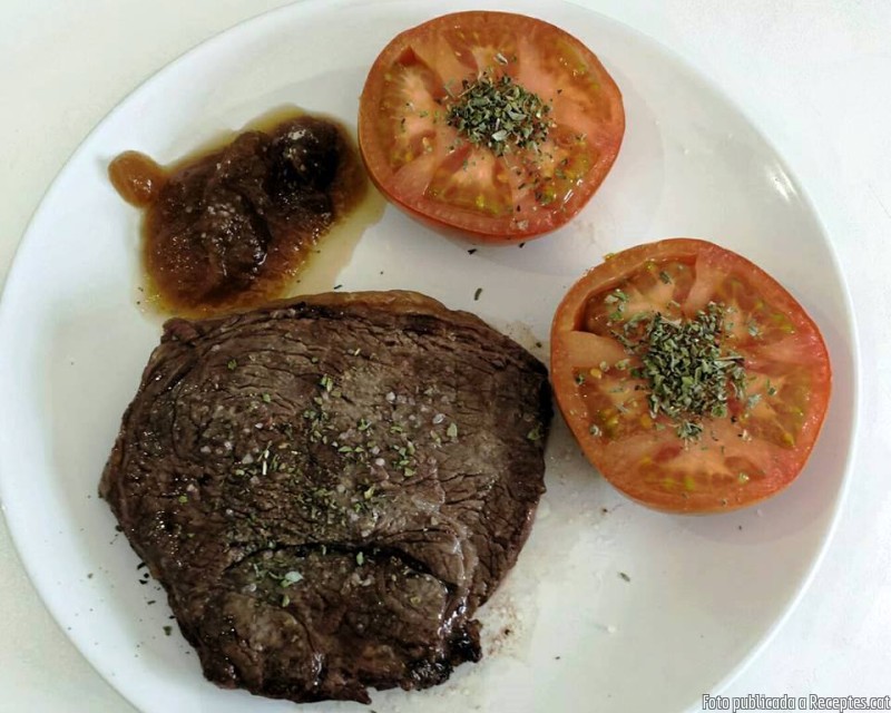 Culata de vedella al grill elèctric amb tomàquet i melmelada de ceba al pebre
