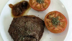 Recepta de cuina de Culata de vedella al grill elèctric amb tomàquet i melmelada de ceba al pebre