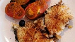Recepta de cuina de Rodanxes de bacallà skrei a la planxa amb tomàquet raf