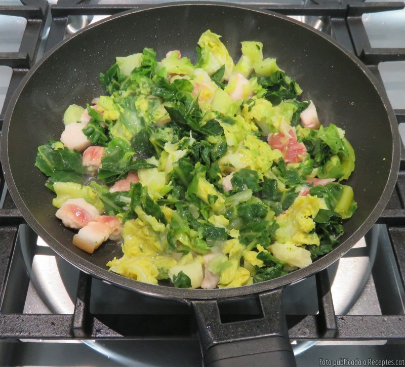 Col bullida i saltada amb rosta de cansalada viada de porc ibèric