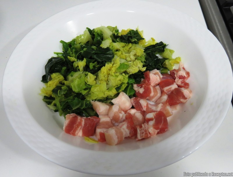 Col bullida i saltada amb rosta de cansalada viada de porc ibèric