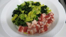 Recepta de cuina de Col bullida i saltada amb rosta de cansalada viada de porc ibèric
