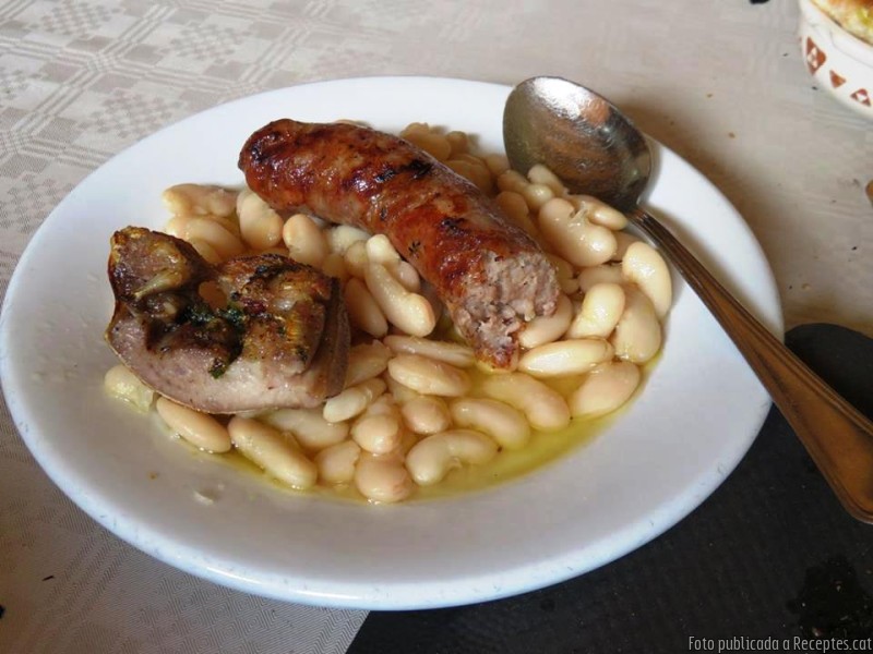 Morro i botifarra a la brasa amb mongetes del ganxet