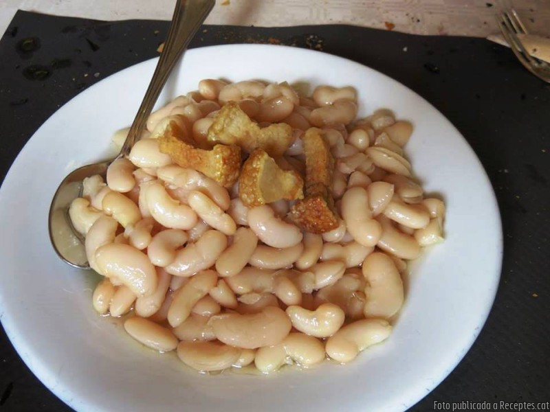 Morro i botifarra a la brasa amb mongetes del ganxet
