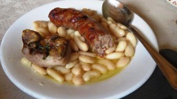Recepta de cuina de Morro i botifarra a la brasa amb mongetes del ganxet
