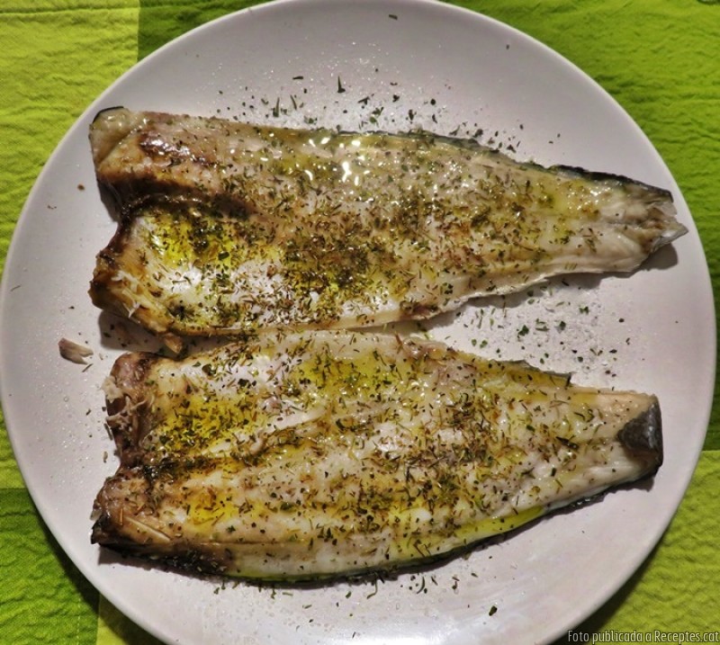 Llobarro fresc al microones amb espècies i herbes aromàtiques