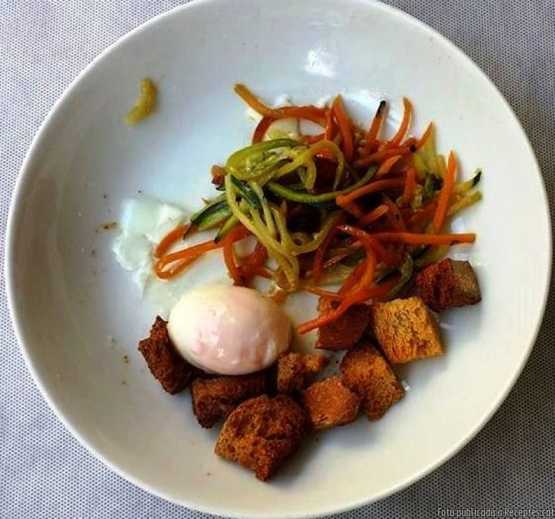 Crema fina de carbassa amb hortalisses i ou escalfat