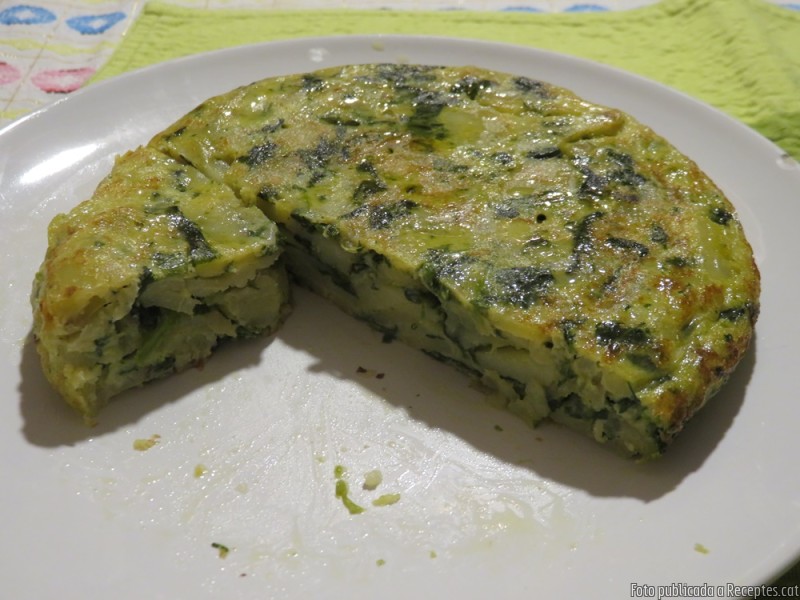 Truita d’espinacs frescos amb patata i una mica de ceba