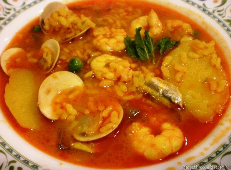 Cassola de patates, arròs, cloïsses, gambes i seitons