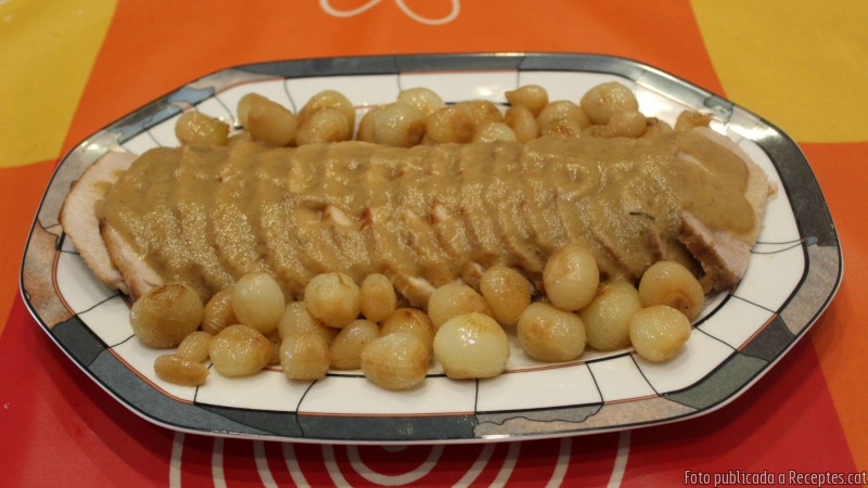 Llom amb salsa de cervesa i cebetes al vi