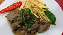 Recepta de cuina de Fetge de vedella amb ceba i reducció de vi