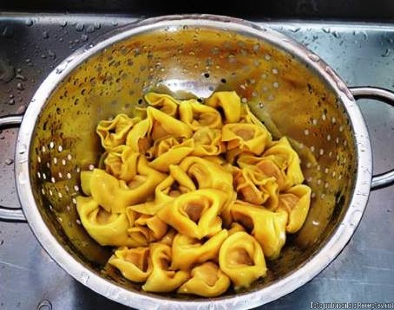 Tortellini frescos de pernil curat amb salsa napolitana