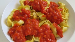 Recepta de cuina de Tortellini frescos de pernil curat amb salsa napolitana