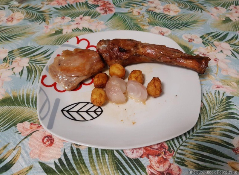 Espatlles de cabrit al forn amb patates  petites i cebes