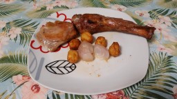 Recepta de cuina de Espatlles de cabrit al forn amb patates  petites i cebes