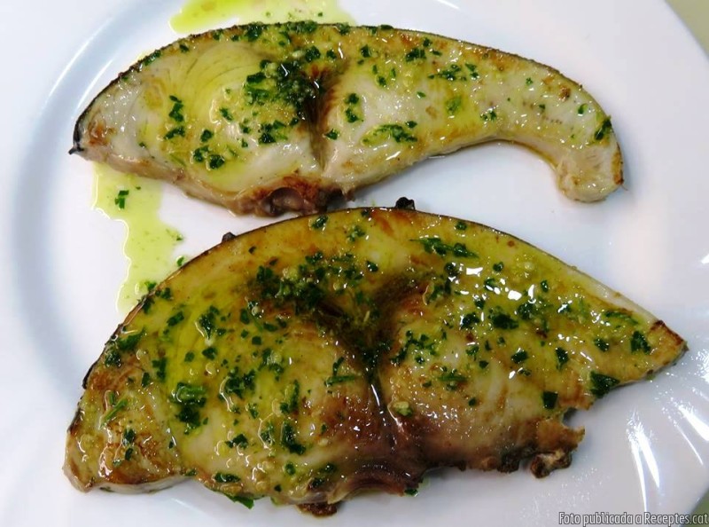 Peix espasa o emperador a la planxa amb emulsió d'all i julivert