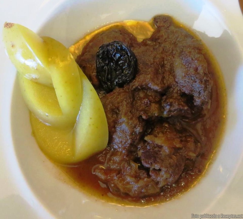 Cérvol estofat amb dàtils, prunes i mel