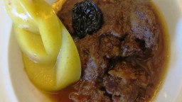 Recepta de cuina de Cérvol estofat amb dàtils, prunes i mel