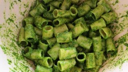 Recepta de cuina de Ulls de llop (pasta) amb pesto de ruca