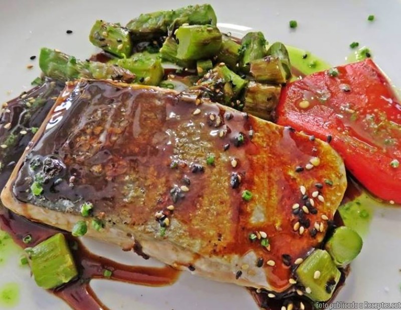 Supremes de salmó amb salsa teriyaki i espàrrecs verds