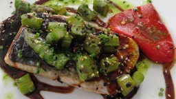 Recepta de cuina de Supremes de salmó amb salsa teriyaki i espàrrecs verds