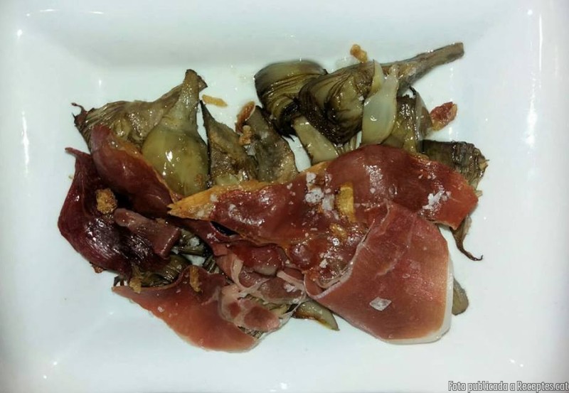 Carxofes confitades amb pernil ibèric