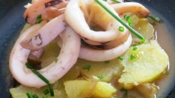 Recepta de cuina de Calamars al vi blanc amb patates