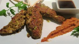 Recepta de cuina de Broquetes de pollastre arrebossades amb festucs, romesco i soja