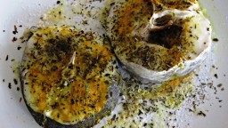 Recepta de cuina de Lluç fresc al microones amb cúrcuma, orenga i alfàbrega