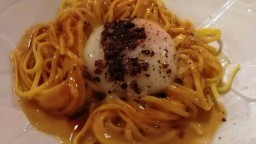 Recepta de cuina de Espaguetis amb ou de Calaf escalfat i toc de tòfona