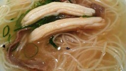 Recepta de cuina de Fideus japonesos "Nyúmen" amb espardenyes i secret ibèric a la planxa