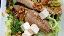Recepta de cuina de Amanida de verat escabetxat amb daus de formatge i nous