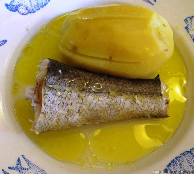 Cua de lluç bullida amb una patata