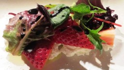Recepta de cuina de Amanida de mató amb maduixots i fulles