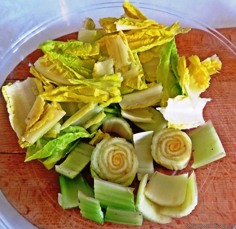 Amanida de fulles d'espinacs amb tomàquet ratllat