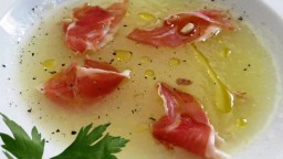 Recepta de cuina de Sopa freda de meló amb pernil
