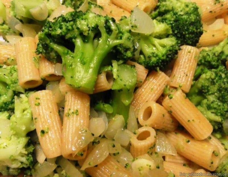 Pasta amb bròquil i ceba